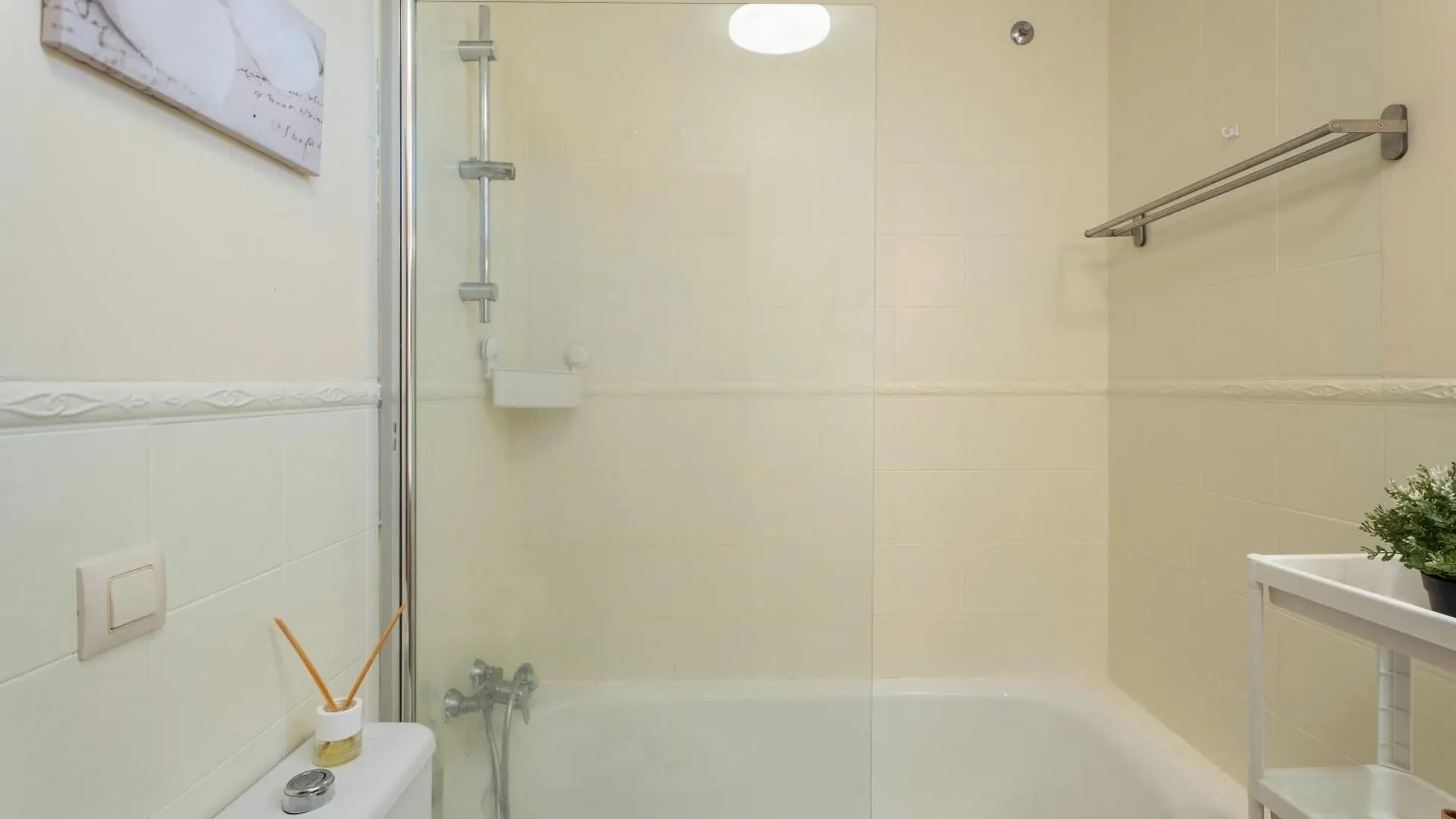 Grand View Apartment 아데제 0*,