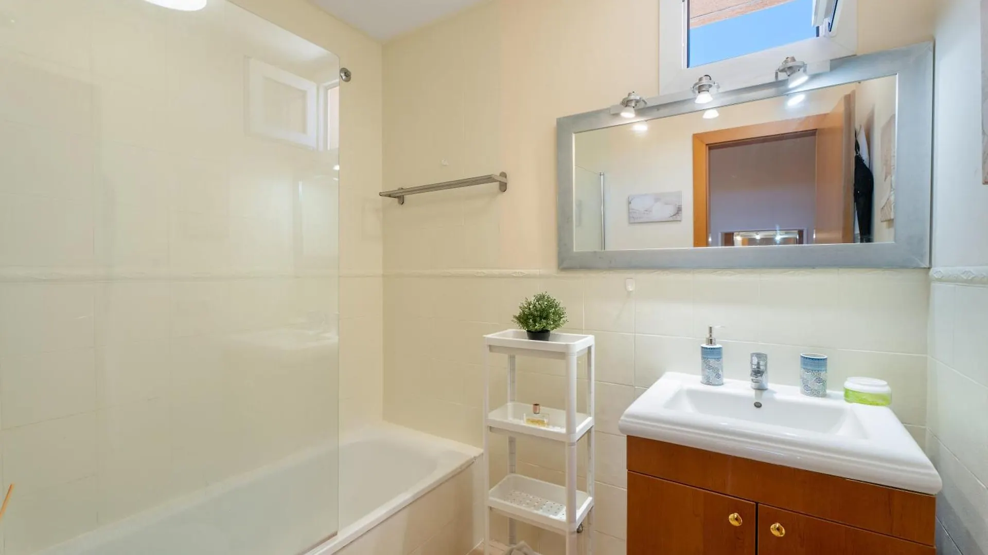 Grand View Apartment 아데제